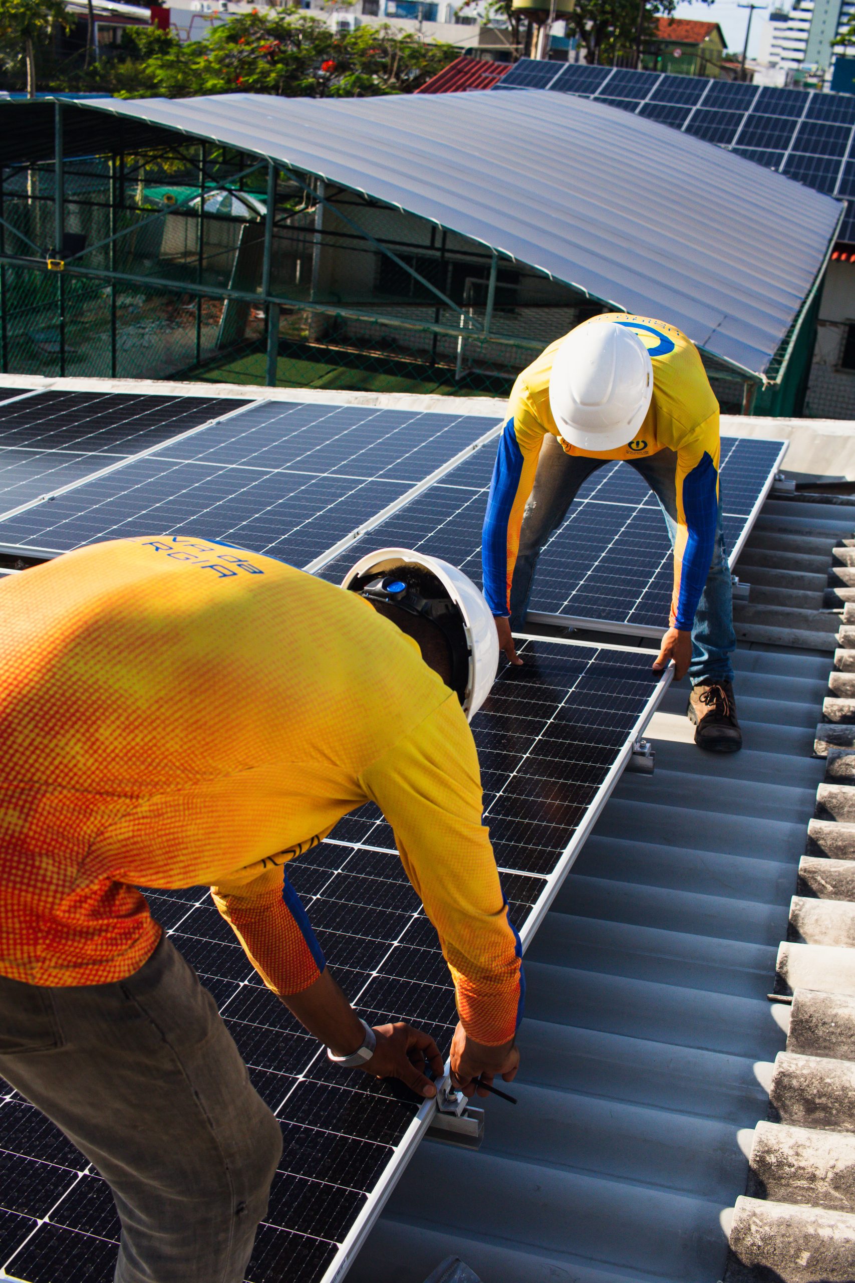 Técnicos da Usina da Energia alinhando um painel fotovoltaico