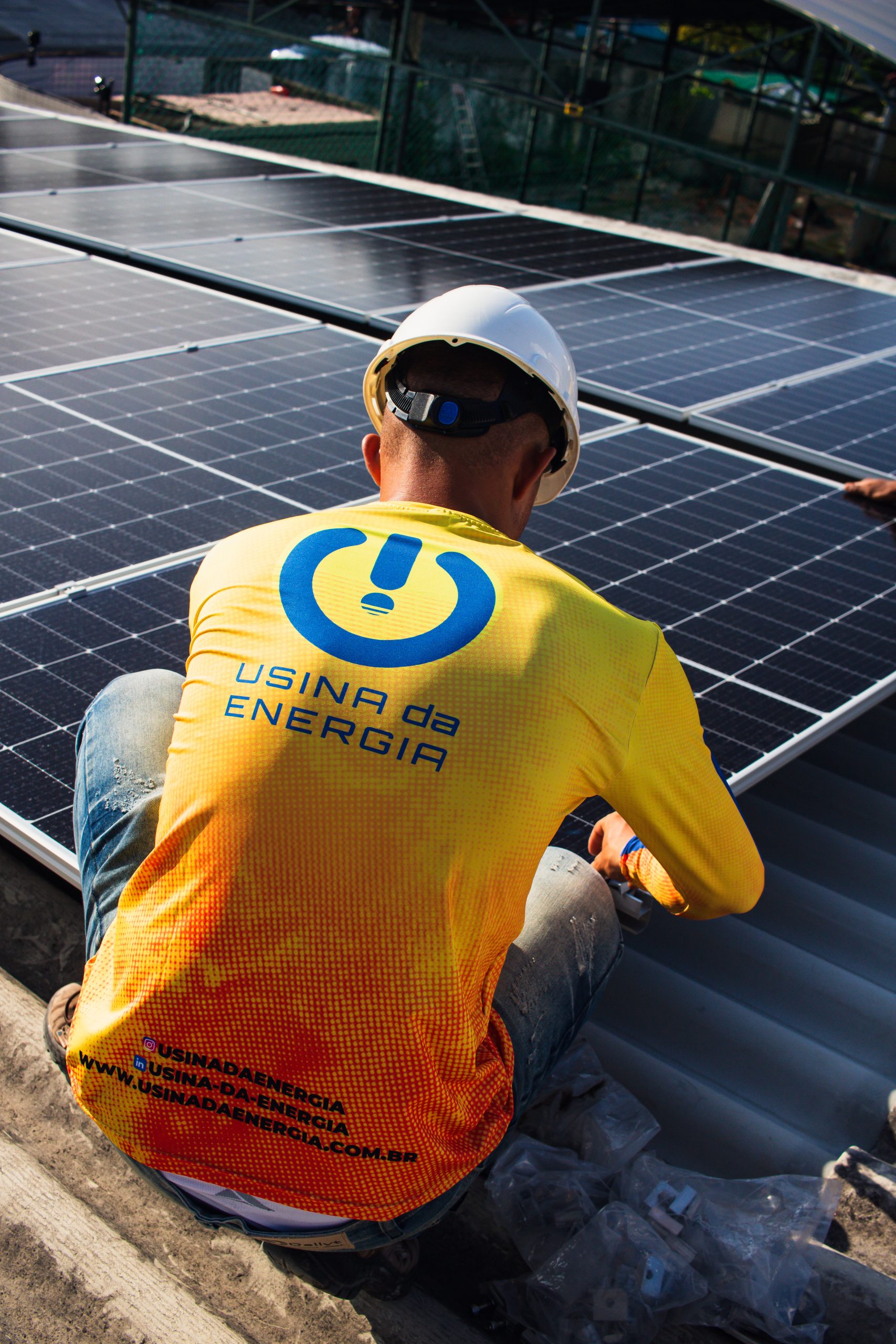 Técnico da Usina da Energia trabalhando