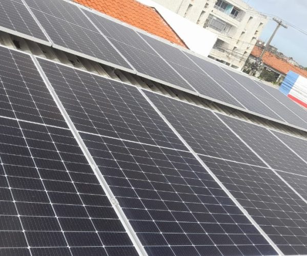 Painéis solares sobre telhado de fibrocimento